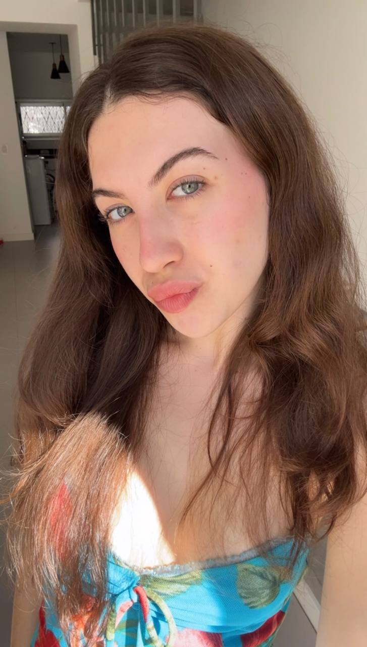 Nude girl Amber in Fukuoka