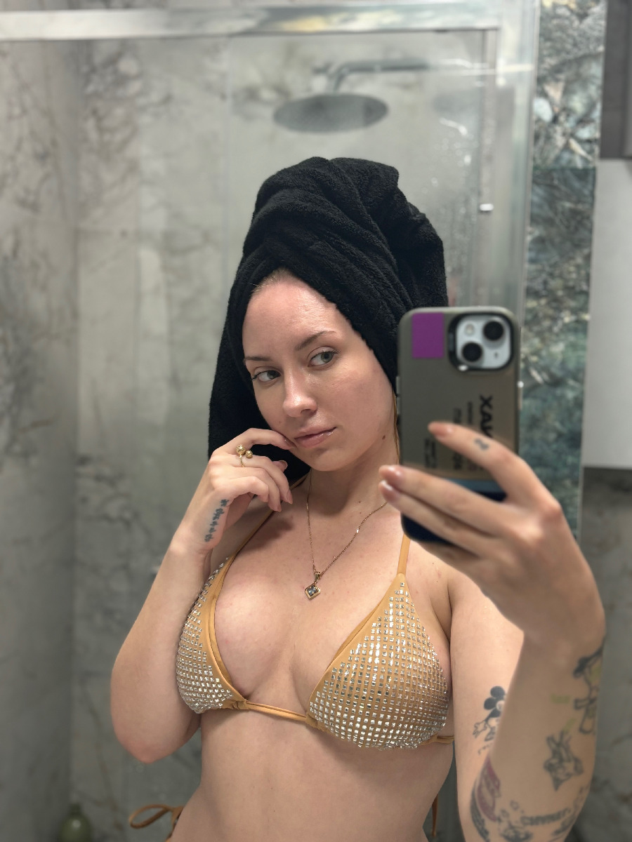 Nude girl KateV in Fukuoka